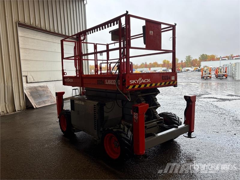 SkyJack SJ6832 RT E/P 4x4 Dual Fuel Scissor Lift Škaraste platforme