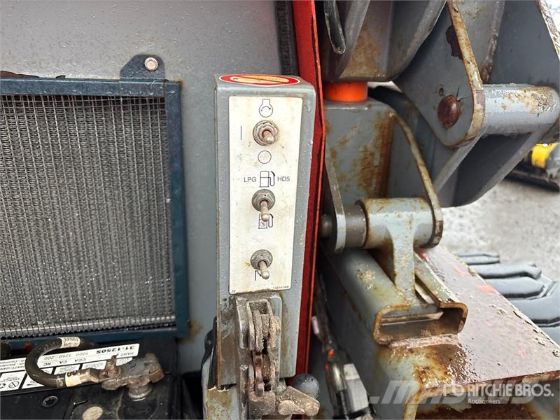 SkyJack SJ7127 RT Šķerveida pacēlāji