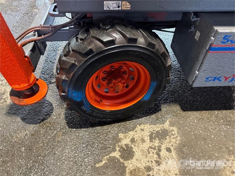 SkyJack SJ7135 Šķerveida pacēlāji