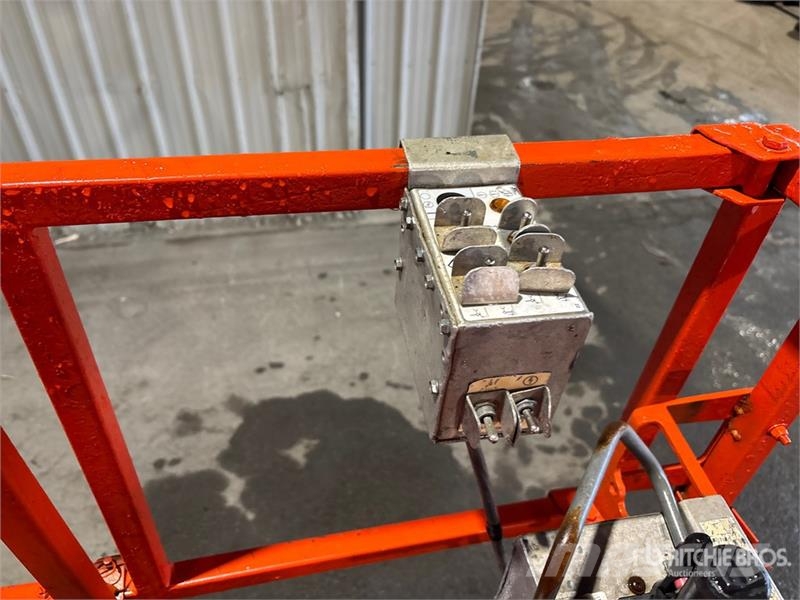 SkyJack SJ7135 Šķerveida pacēlāji