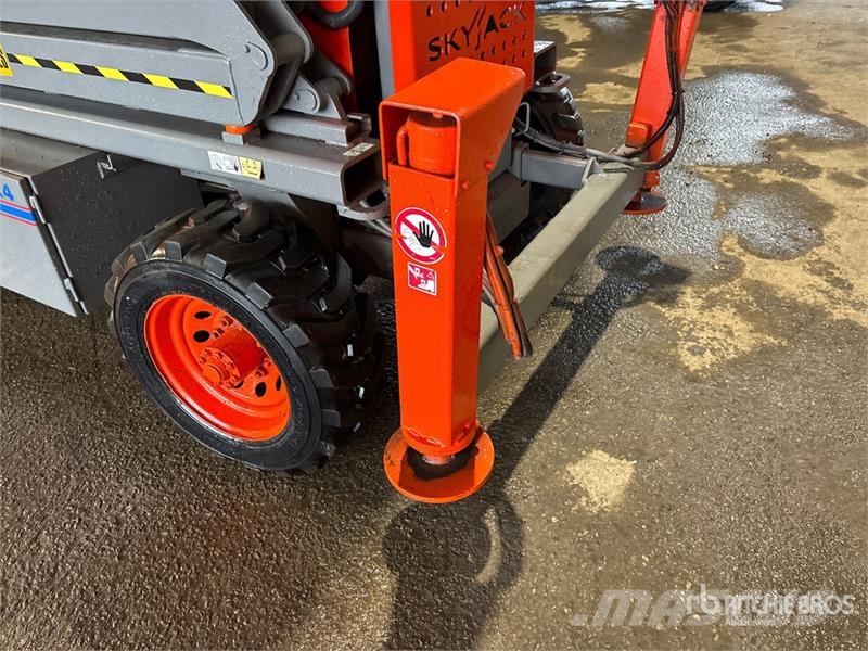 SkyJack SJ7135 Šķerveida pacēlāji