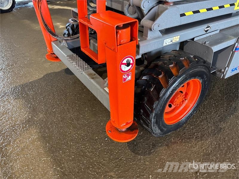 SkyJack SJ7135 Šķerveida pacēlāji