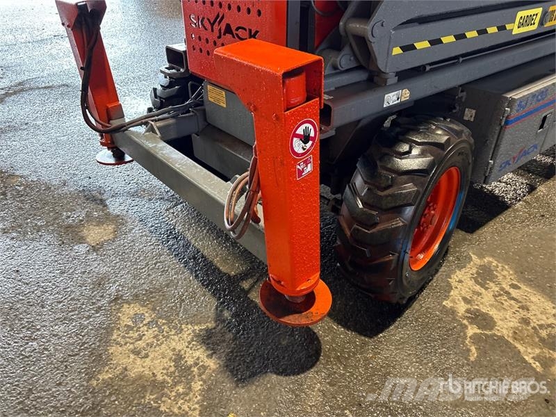 SkyJack SJ7135 Šķerveida pacēlāji