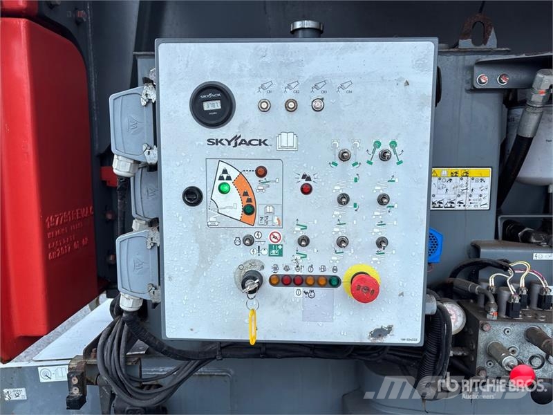 SkyJack SJ85AJ 4WD Diesel Articulating Boom Lift رافعات سلة مفصلية