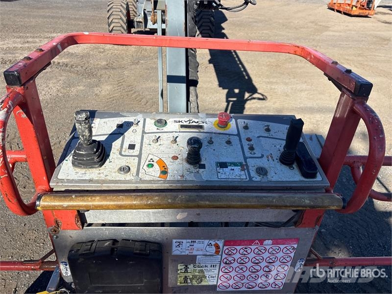 SkyJack SJ85AJ 4WD Diesel Articulating Boom Lift رافعات سلة مفصلية