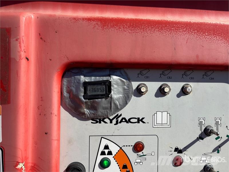 SkyJack SJ85AJ 4WD Diesel Articulating Boom Lift رافعات سلة مفصلية