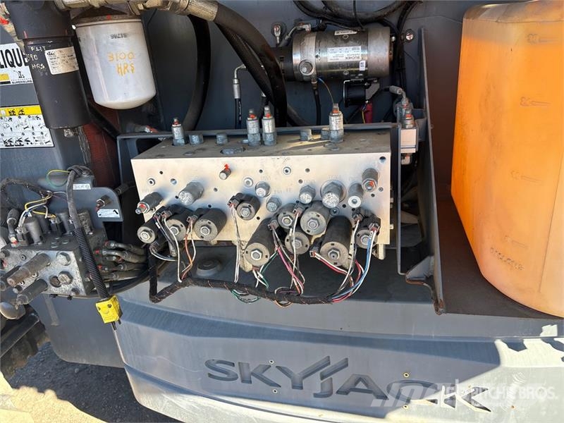 SkyJack SJ85AJ 4WD Diesel Articulating Boom Lift رافعات سلة مفصلية