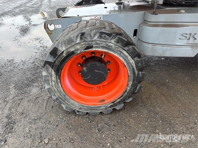 SkyJack SJ85AJ 4WD Diesel Articulating Boom Lift رافعات سلة مفصلية