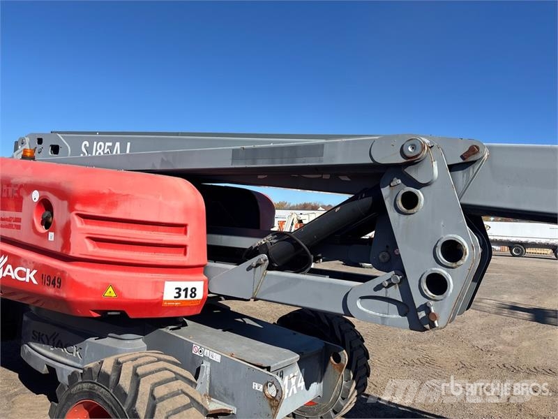 SkyJack SJ85AJ 4WD Diesel Articulating Boom Lift رافعات سلة مفصلية