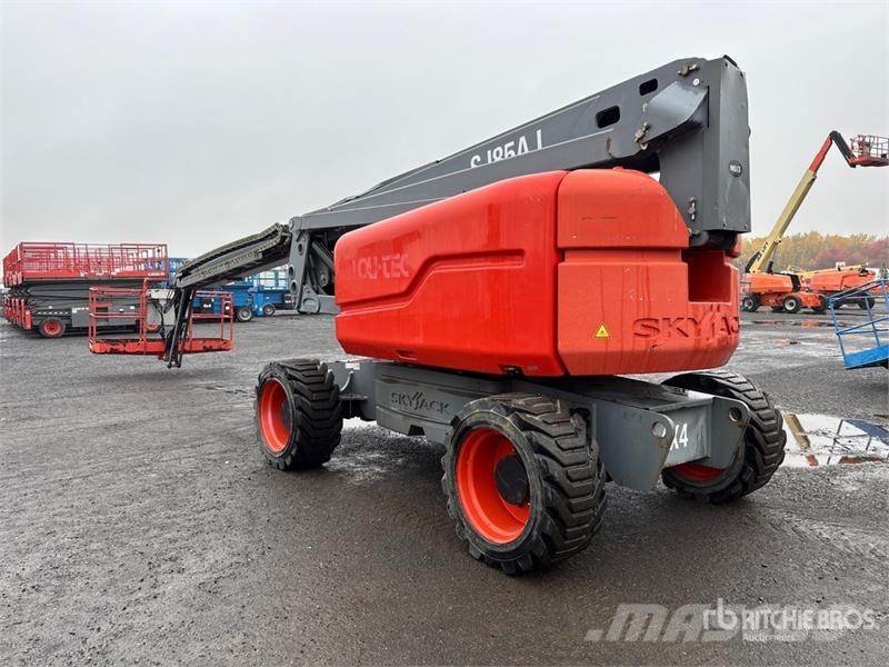 SkyJack SJ85AJ 4WD Diesel Articulating Boom Lift رافعات سلة مفصلية