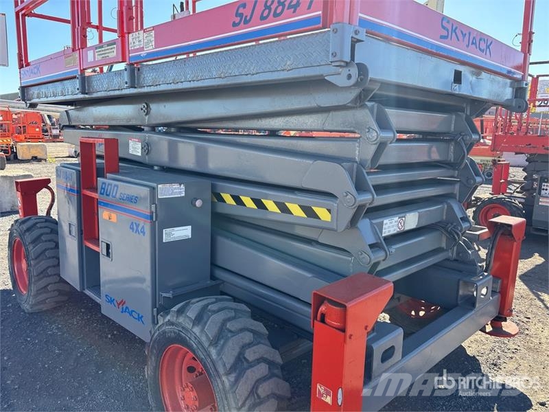 SkyJack SJ8841 4x4 Dual Fuel Scissor Lift Škaraste platforme