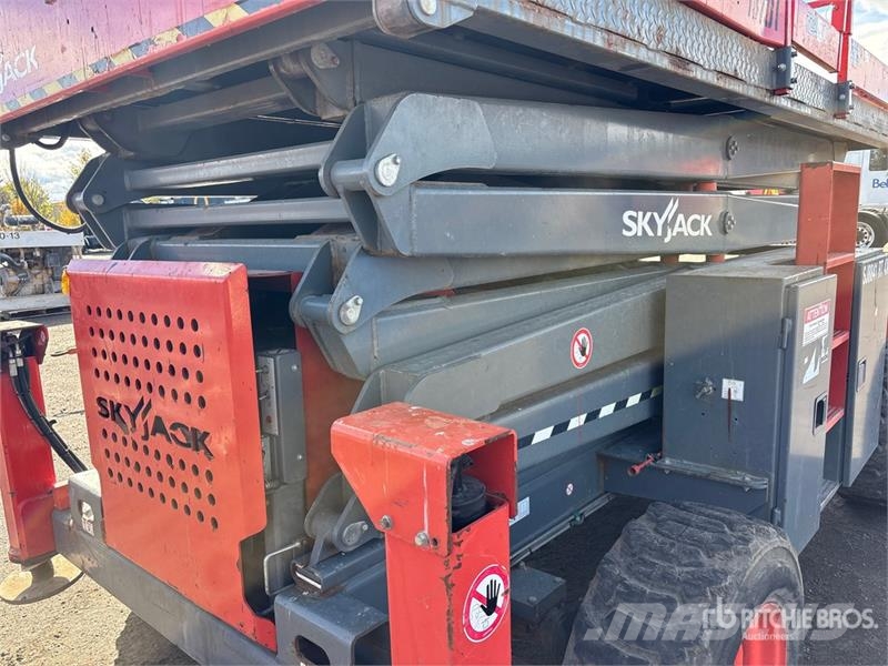 SkyJack SJ8841 4x4 Dual Fuel Scissor Lift Scheren-Arbeitsbühnen