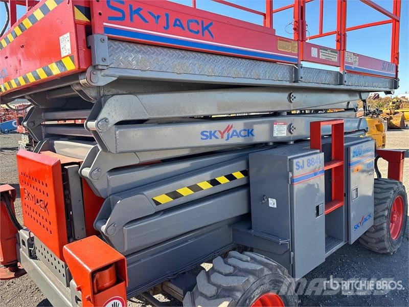 SkyJack SJ8841 4x4 Dual Fuel Scissor Lift Škaraste platforme