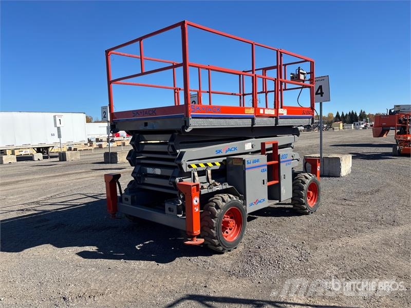 SkyJack SJ8841 4x4 Dual Fuel Scissor Lift Škaraste platforme
