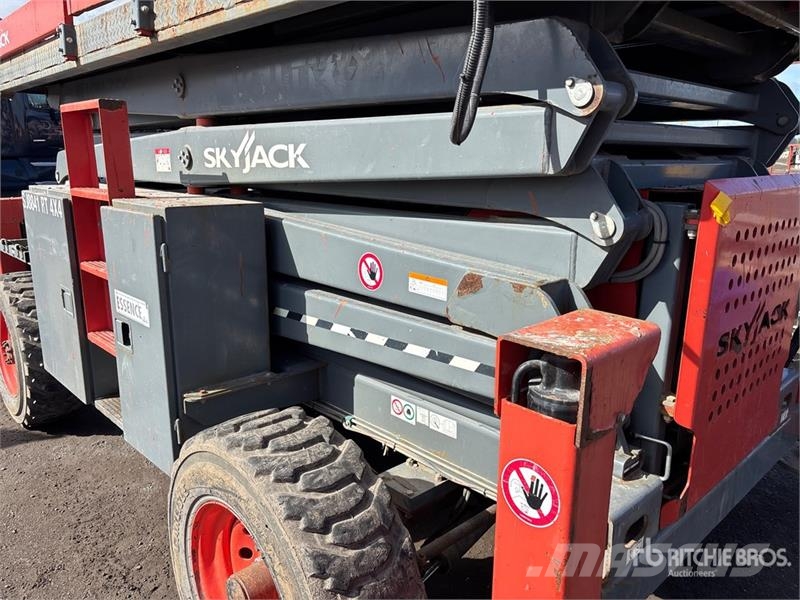 SkyJack SJ8841 4x4 Dual Fuel Scissor Lift Scheren-Arbeitsbühnen