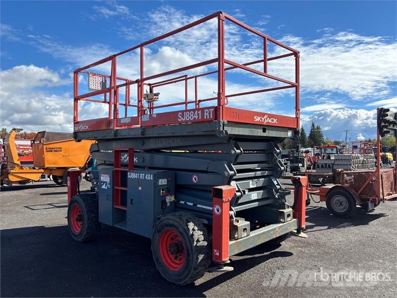 SkyJack SJ8841 4x4 Dual Fuel Scissor Lift Ножничные подъемники