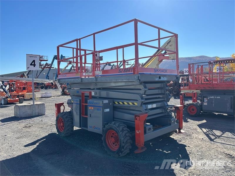 SkyJack SJ8841 4x4 Dual Fuel Scissor Lift Škaraste platforme