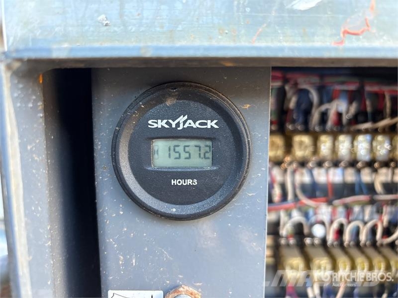 SkyJack SJ8841 4x4 Dual Fuel Scissor Lift Ножничные подъемники
