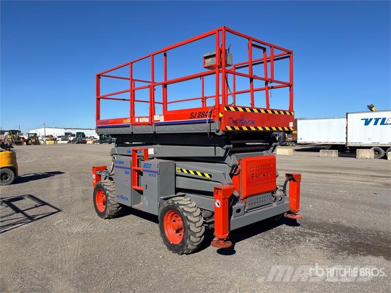 SkyJack SJ8841 4x4 Dual Fuel Scissor Lift Škaraste platforme