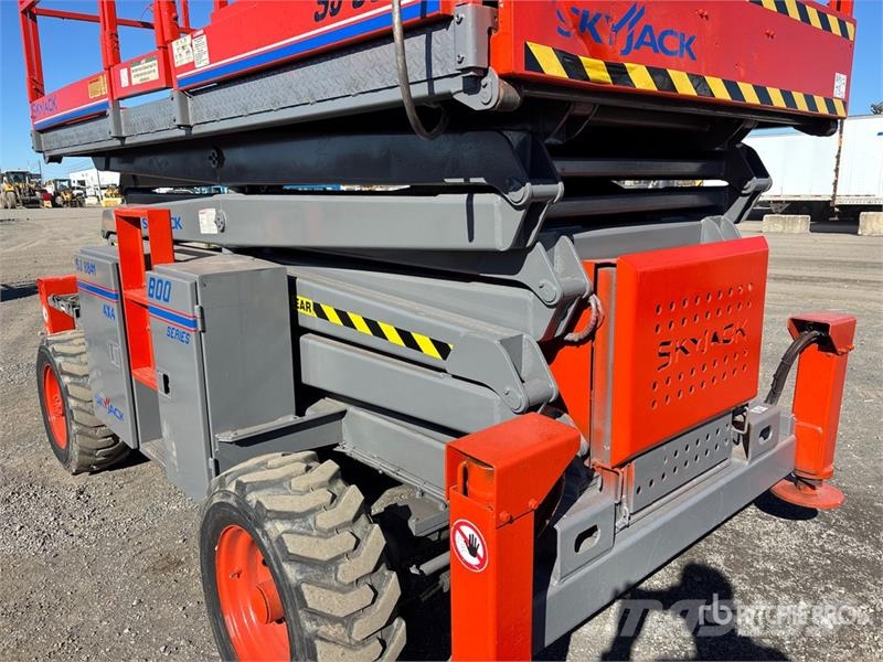 SkyJack SJ8841 4x4 Dual Fuel Scissor Lift Škaraste platforme