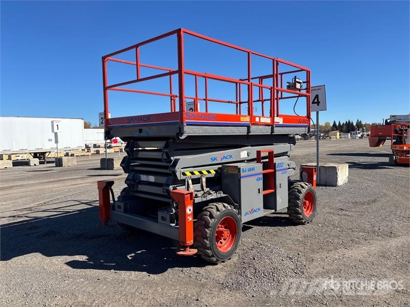SkyJack SJ8841 4x4 Dual Fuel Scissor Lift Škaraste platforme
