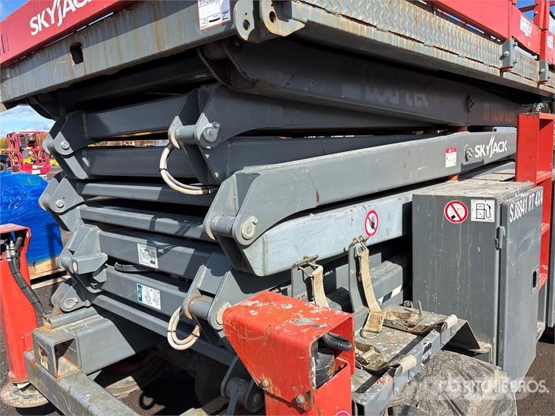 SkyJack SJ8841 4x4 Dual Fuel Scissor Lift Scheren-Arbeitsbühnen