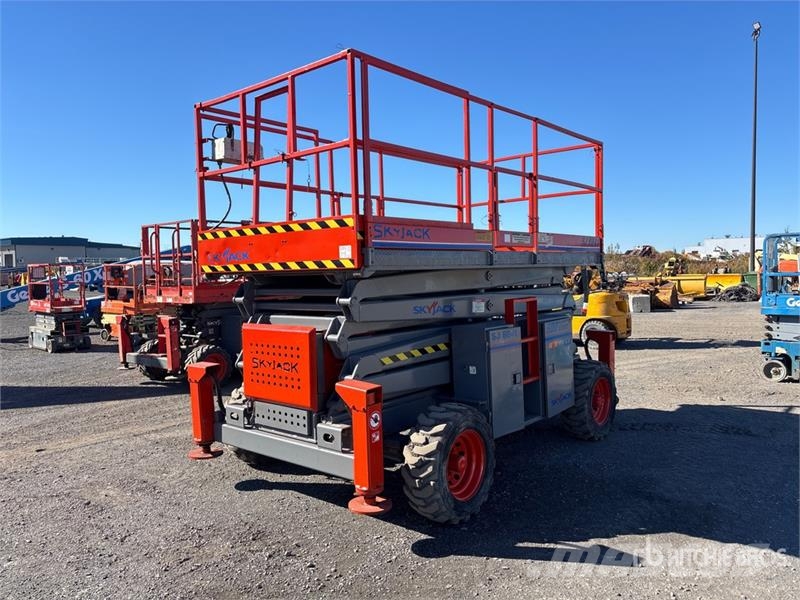 SkyJack SJ8841 4x4 Dual Fuel Scissor Lift Škaraste platforme