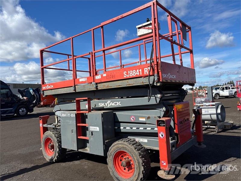 SkyJack SJ8841 4x4 Dual Fuel Scissor Lift Ножничные подъемники