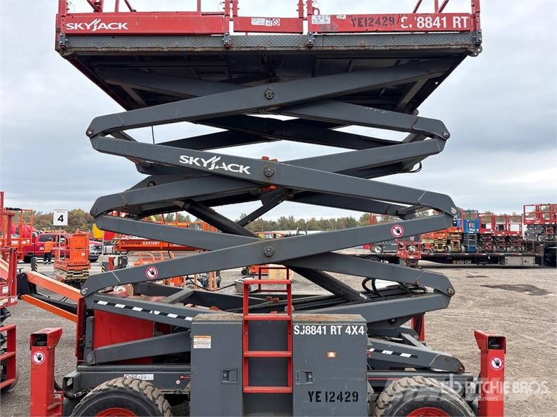SkyJack SJ8841 RT Škaraste platforme