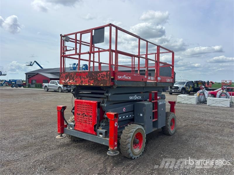 SkyJack SJ8841 RT Scissor lifts