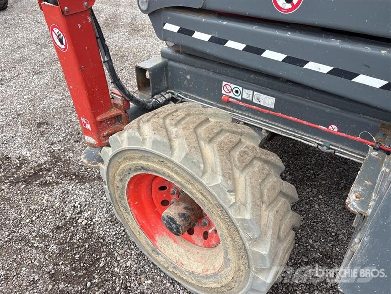 SkyJack SJ8841 RT Scissor lifts