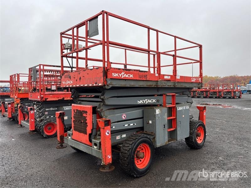 SkyJack SJ8841 RT 4x4 Dual Fuel Scissor Lift Šķerveida pacēlāji