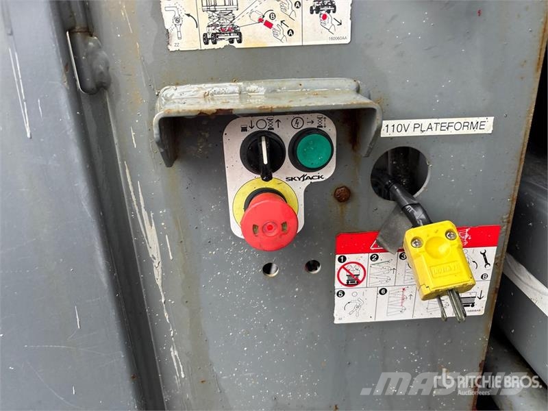 SkyJack SJ8841 RT 4x4 Dual Fuel Scissor Lift Šķerveida pacēlāji