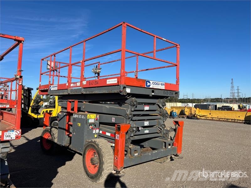 SkyJack SJ8841 RT 4x4 Dual Fuel Scissor Lift Šķerveida pacēlāji