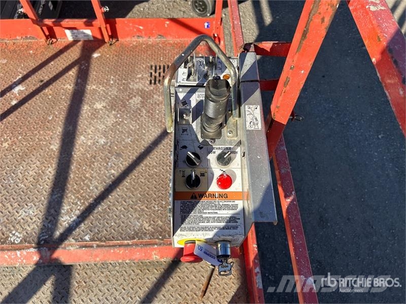 SkyJack SJ8841 RT 4x4 Dual Fuel Scissor Lift Šķerveida pacēlāji