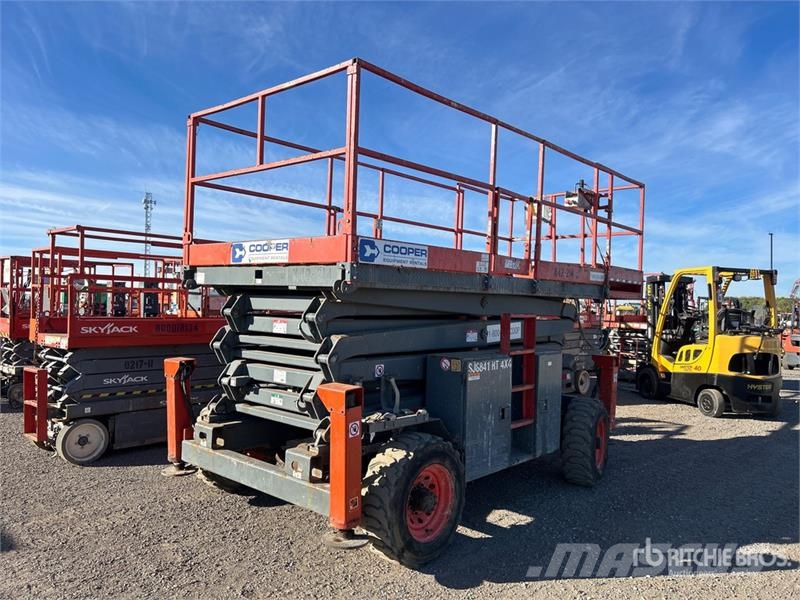 SkyJack SJ8841 RT 4x4 Dual Fuel Scissor Lift Šķerveida pacēlāji