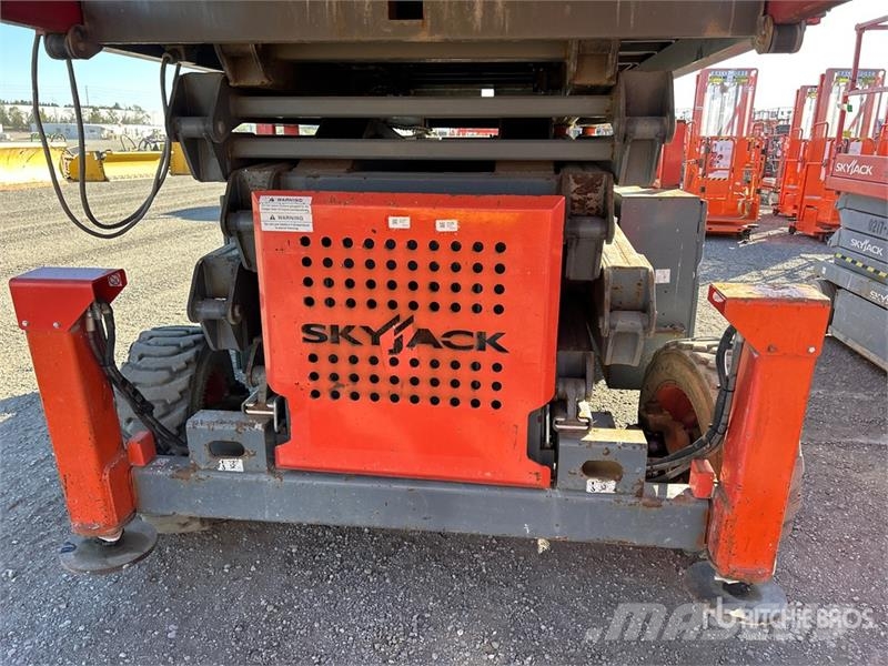 SkyJack SJ8841 RT 4x4 Dual Fuel Scissor Lift Šķerveida pacēlāji