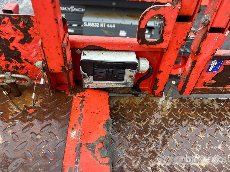 SkyJack SJ8841 RT 4x4 Dual Fuel Scissor Lift Šķerveida pacēlāji