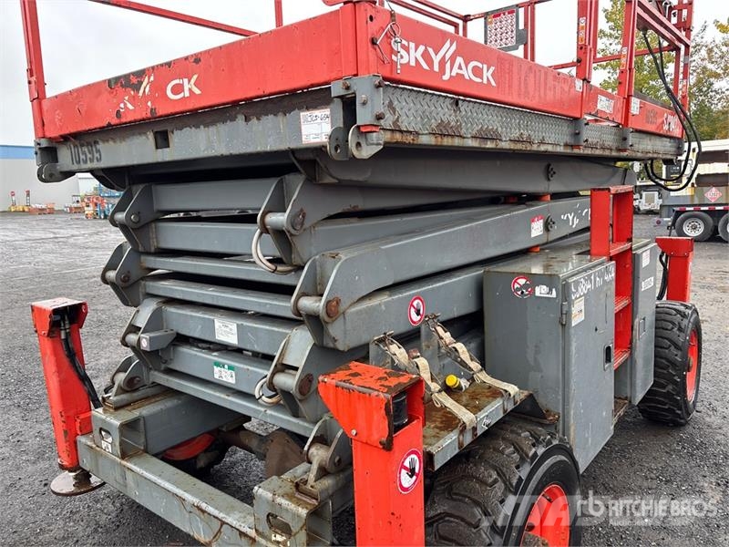 SkyJack SJ8841 RT 4x4 Dual Fuel Scissor Lift Šķerveida pacēlāji