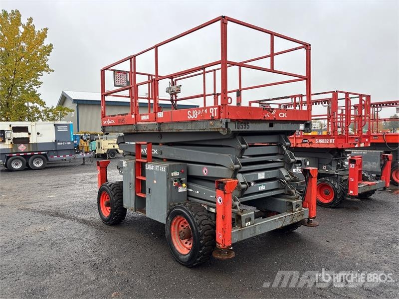 SkyJack SJ8841 RT 4x4 Dual Fuel Scissor Lift Šķerveida pacēlāji