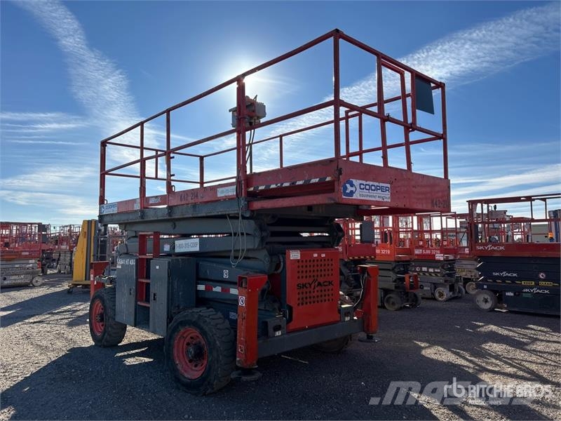 SkyJack SJ8841 RT 4x4 Dual Fuel Scissor Lift Šķerveida pacēlāji