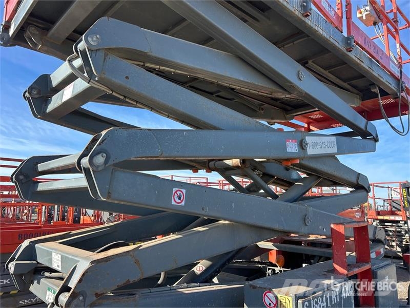 SkyJack SJ8841 RT 4x4 Dual Fuel Scissor Lift Šķerveida pacēlāji