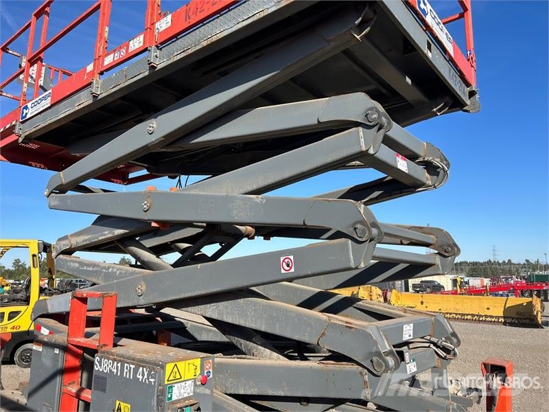 SkyJack SJ8841 RT 4x4 Dual Fuel Scissor Lift Šķerveida pacēlāji