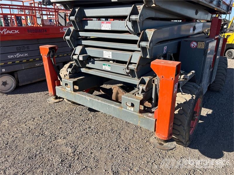 SkyJack SJ8841 RT 4x4 Dual Fuel Scissor Lift Šķerveida pacēlāji