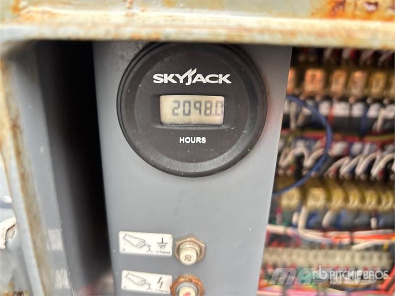 SkyJack SJ8841 RT 4x4 Dual Fuel Scissor Lift Šķerveida pacēlāji