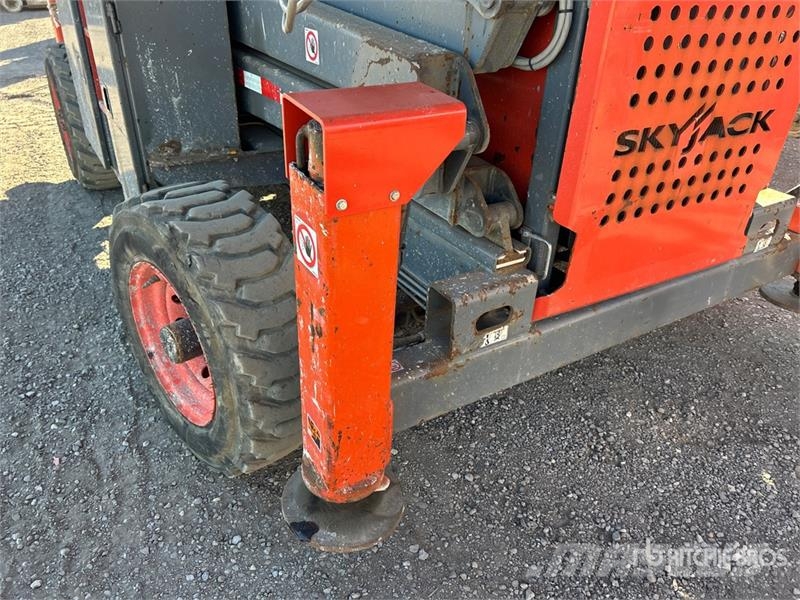 SkyJack SJ8841 RT 4x4 Dual Fuel Scissor Lift Šķerveida pacēlāji