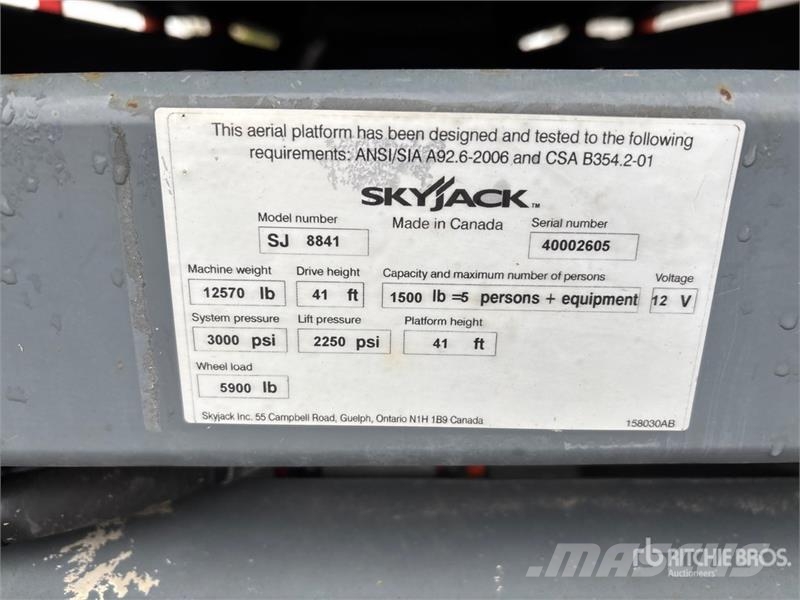 SkyJack SJ8841 RT 4x4 Dual Fuel Scissor Lift Šķerveida pacēlāji