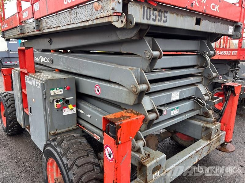 SkyJack SJ8841 RT 4x4 Dual Fuel Scissor Lift Šķerveida pacēlāji