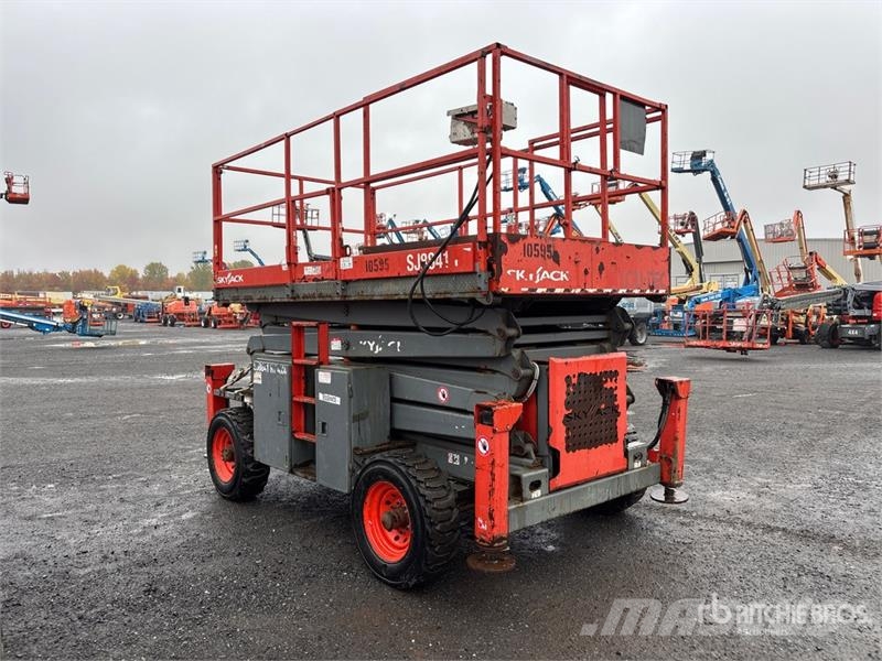 SkyJack SJ8841 RT 4x4 Dual Fuel Scissor Lift Šķerveida pacēlāji
