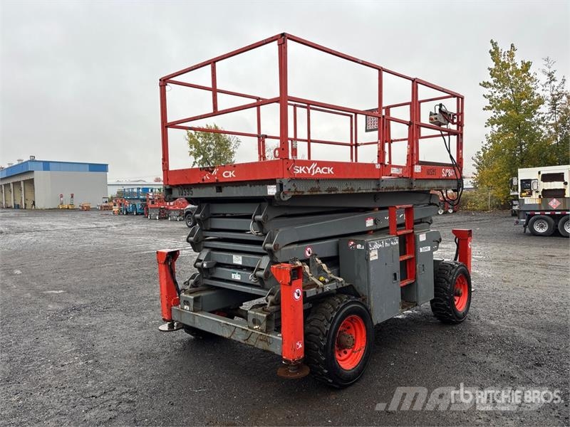 SkyJack SJ8841 RT 4x4 Dual Fuel Scissor Lift Šķerveida pacēlāji